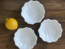 Load image into Gallery viewer, Vintage Shell Dishes