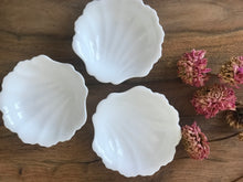 Load image into Gallery viewer, Vintage Shell Dishes