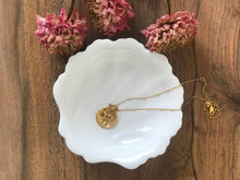 Load image into Gallery viewer, Vintage Shell Dishes