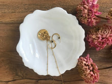 Load image into Gallery viewer, Vintage Shell Dishes