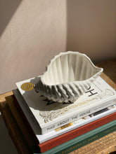 Load image into Gallery viewer, Ceramic Conch Shell