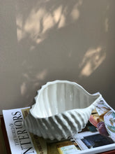 Load image into Gallery viewer, Ceramic Conch Shell