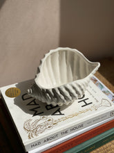 Load image into Gallery viewer, Ceramic Conch Shell