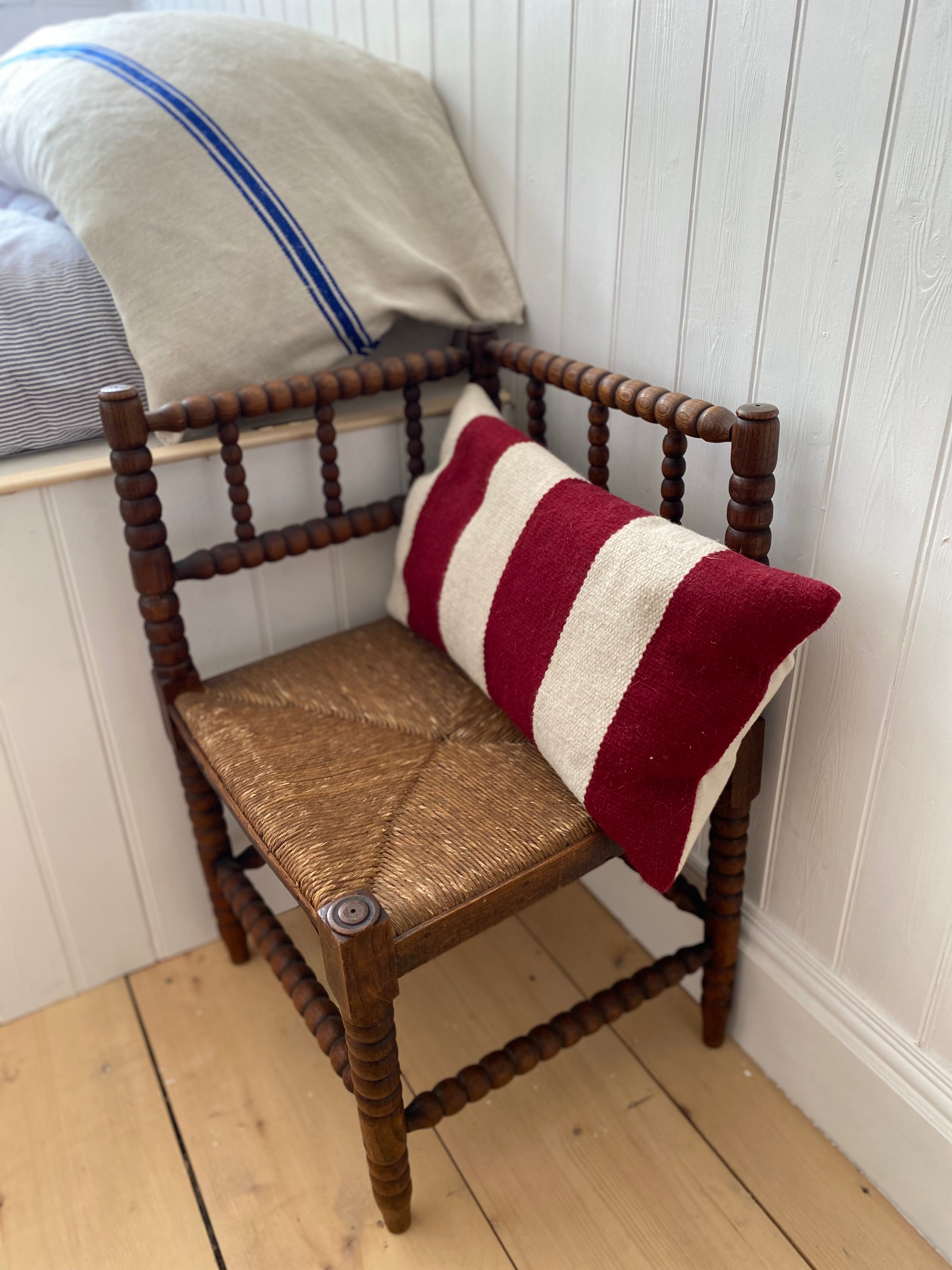 Corner online bobbin chair