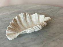 Load image into Gallery viewer, Ceramic Clam Shell
