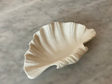 Load image into Gallery viewer, Ceramic Clam Shell
