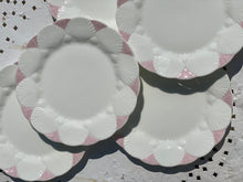 Load image into Gallery viewer, Scalloped Plate Set
