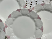 Load image into Gallery viewer, Scalloped Plate Set

